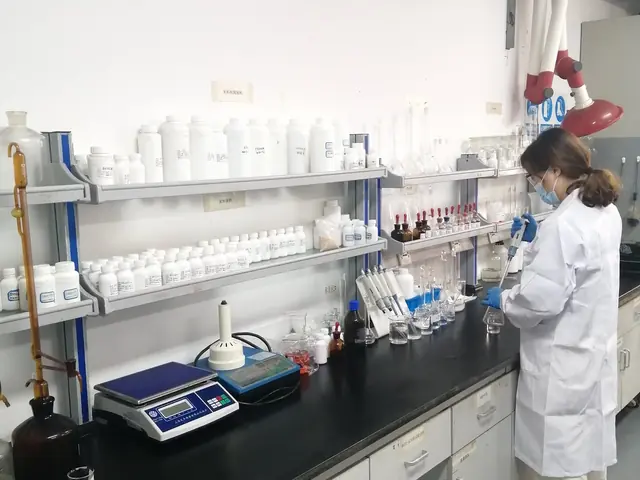 尚容科技研发人员开展 PCB 药水化学分析实验